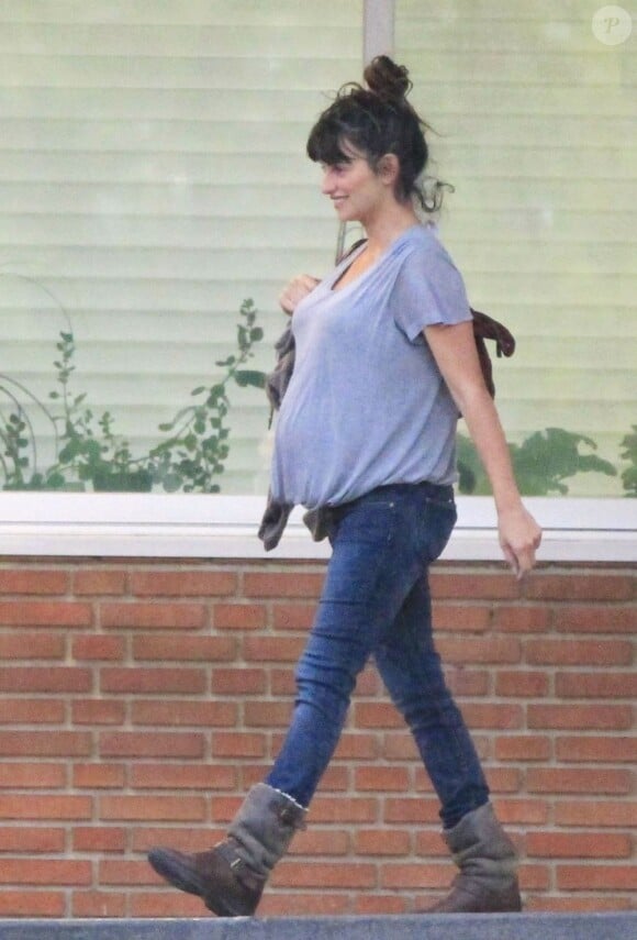 Penélope Cruz va rendre visite à sa soeur Monica Cruz à la maternité de Madrid après avoir donné naissance à une fille le 14 mai 2013.