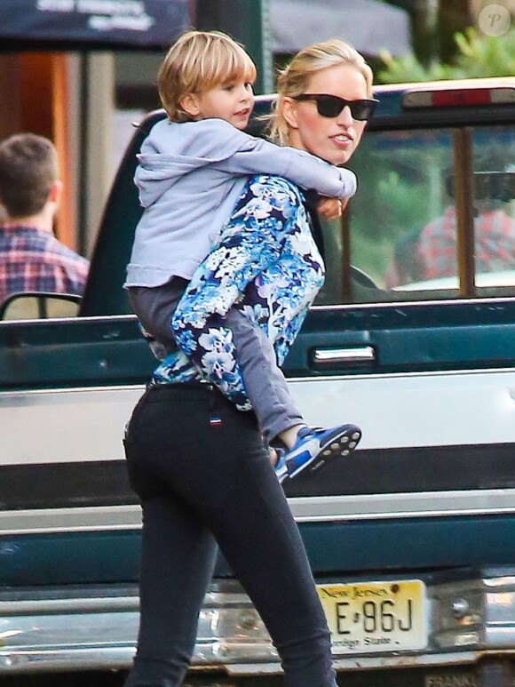 Karolina Kurkova passe du temps avec son fils Tobin à New York, le 5 Juin 2013.