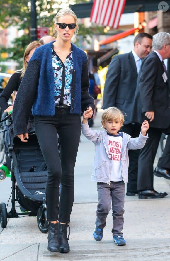 Le top model Karolina Kurkova passe du temps avec son fils Tobin à New York, le 5 Juin 2013.