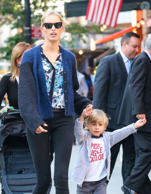Karolina Kurkova passe du temps avec son fils Tobin qui a bien grandi !  A New York, le 5 Juin 2013.