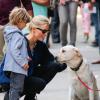 Karolina Kurkova passe du temps avec son fils Tobin attendri par un chien à New York, le 5 Juin 2013.