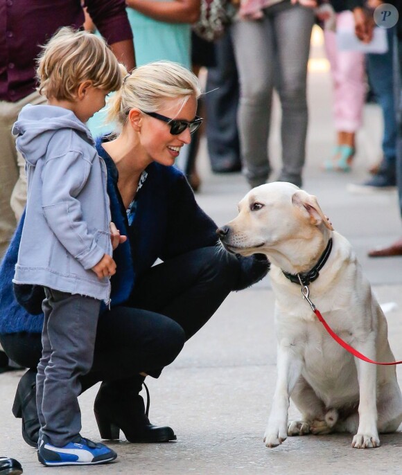 Karolina Kurkova passe du temps avec son fils Tobin attendri par un chien à New York, le 5 Juin 2013.