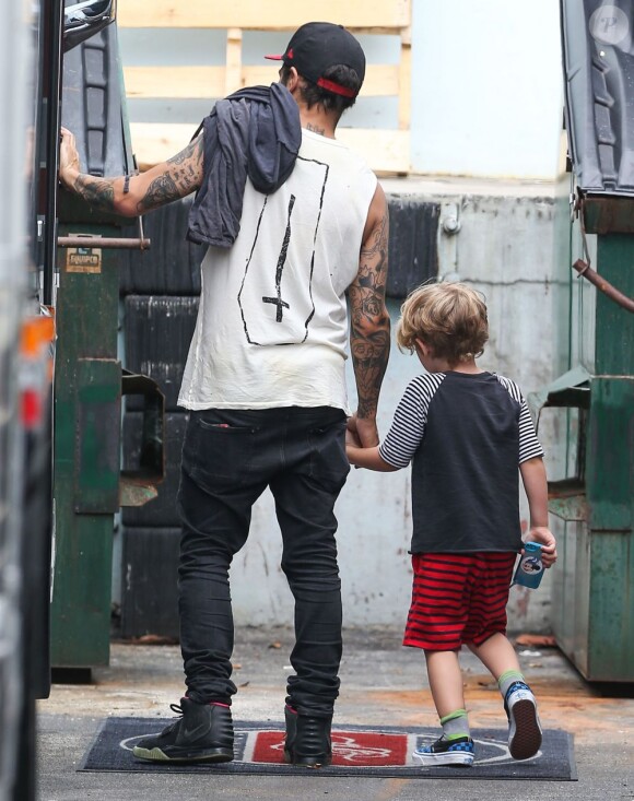 Pete Wentz, le jour de son anniversaire, avec son fils Bronx, à Miami, le 5 juin 2013.