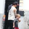 Pete Wentz à Miami, le 5 juin 2013, avec son fils Bronx Mowgli.