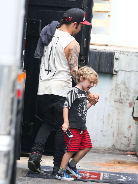 Pete Wentz à Miami, le 5 juin 2013, avec son fils Bronx Mowgli.