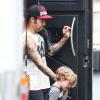 Pete Wentz avec son fils Bronx Mowgli à Miami, le 5 juin 2013.