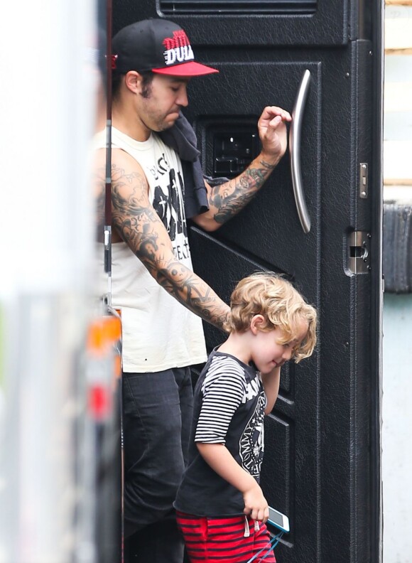 Pete Wentz avec son fils Bronx Mowgli à Miami, le 5 juin 2013.