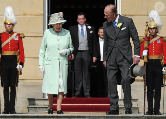 La reine Elizabeth II était accompagnée de son époux le prince Philip, duc d'Edimbourg lors de la troisième garden party de l'année à Buckingham le 6 juin 2013. Dans la soirée, le prince consort entrait à la London Clinic pour y subir une chirurgie exploratoire le lendemain. Il devrait rester hospitalisé deux semaines.