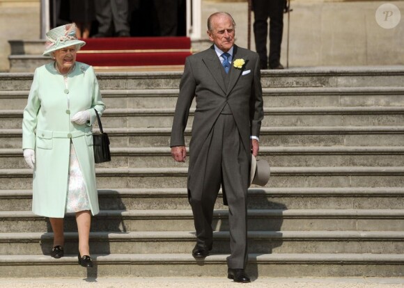La reine Elizabeth II était accompagnée de son mari le prince Philip, duc d'Edimbourg lors de la troisième garden party de l'année à Buckingham le 6 juin 2013. Dans la soirée, le prince consort entrait à la London Clinic pour y subir une chirurgie exploratoire le lendemain. Il devrait rester hospitalisé deux semaines.