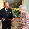 La reine Elizabeth II décorait son mari le prince Philip dans l'ordre de la Nouvelle-Zélande le 6 juin 2013 au palais de Buckingham, en marge de la troisième garden party offerte par la monarque.