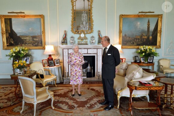 La reine Elizabeth II décorait son époux le prince Philip dans l'ordre de la Nouvelle-Zélande le 6 juin 2013 au palais de Buckingham, en marge de la troisième garden party offerte par la monarque.