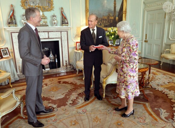 La reine Elizabeth II décorait le prince Philip dans l'ordre de la Nouvelle-Zélande le 6 juin 2013 au palais de Buckingham, en marge de la troisième garden party offerte par la monarque.