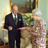 La reine Elizabeth II décorait son mari le prince Philip dans l'ordre de la Nouvelle-Zélande le 6 juin 2013 au palais de Buckingham, en marge de la troisième garden party offerte par la monarque.