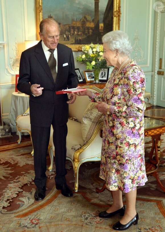 La reine Elizabeth II décorait son mari le prince Philip dans l'ordre de la Nouvelle-Zélande le 6 juin 2013 au palais de Buckingham, en marge de la troisième garden party offerte par la monarque.