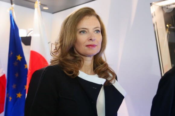 La première dame Valérie Trierweiler lors la visite d’un site d’innovations technologiques franco-japonaises au siège de la société KDDI à Tokyo le 7 juin 2013.