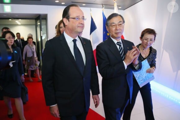François Hollande et Valérie Trierweiler avec Tadashi Onodera, président de la société KDDI à Tokyo le 7 juin 2013.