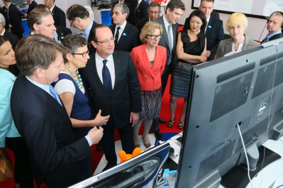 François Hollande lors la visite d’un site d’innovations technologiques franco-japonaises au siège de la société KDDI à Tokyo le 7 juin 2013.