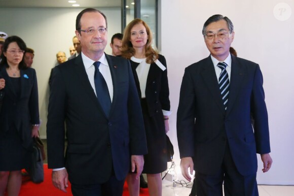 Le président François Hollande lors la visite d’un site d’innovations technologiques franco-japonaises au siège de la société KDDI à Tokyo le 7 juin 2013.