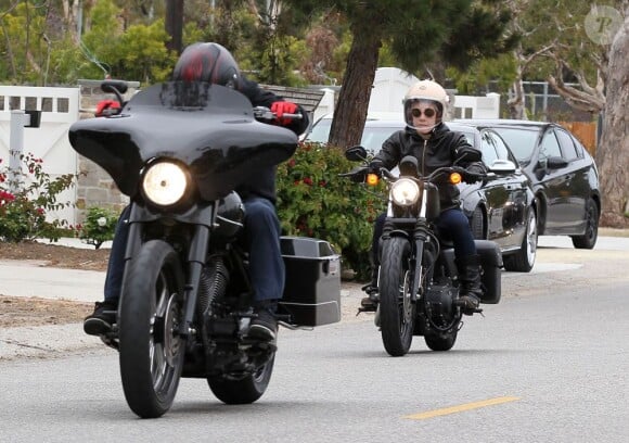 Exclusif - Pink et son mari Carey Hart font de la moto à Malibu, le 6 juin 2013.