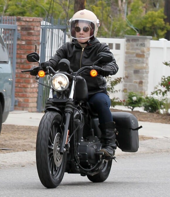 Exclusif - Pink fait de la moto avec son mari Carey Hart à Malibu, le 6 juin 2013.