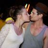Adèle Exarchopoulos embrasse son compagnon à la soirée Desperados à la Cité du Cinéma de Saint-Denis, le 7 juin 2013.
