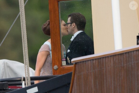 La princesse Victoria et le prince Daniel se sont octroyé un peu d'intimité à bord du SS Stockholm qui menait les invités du mariage de la princesse Madeleine de Suède et Chris O'Neill à Drottningholm pour la réception, le 8 juin 2013.