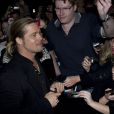 Brad Pitt avec des fans à la première australienne de World War Z à Sydney, le 9 juin 2013.