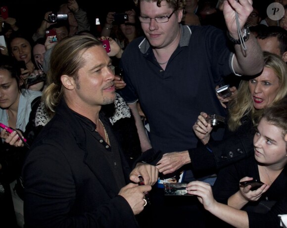 Brad Pitt avec des fans à la première australienne de World War Z à Sydney, le 9 juin 2013.