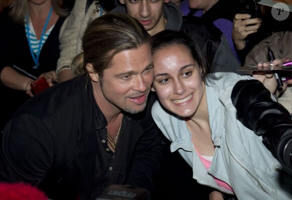Brad Pitt avec une fan à la première australienne de World War Z à Sydney, le 9 juin 2013.