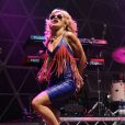   À l 'image de Rita Ora les stars adoptent la tendance franges 