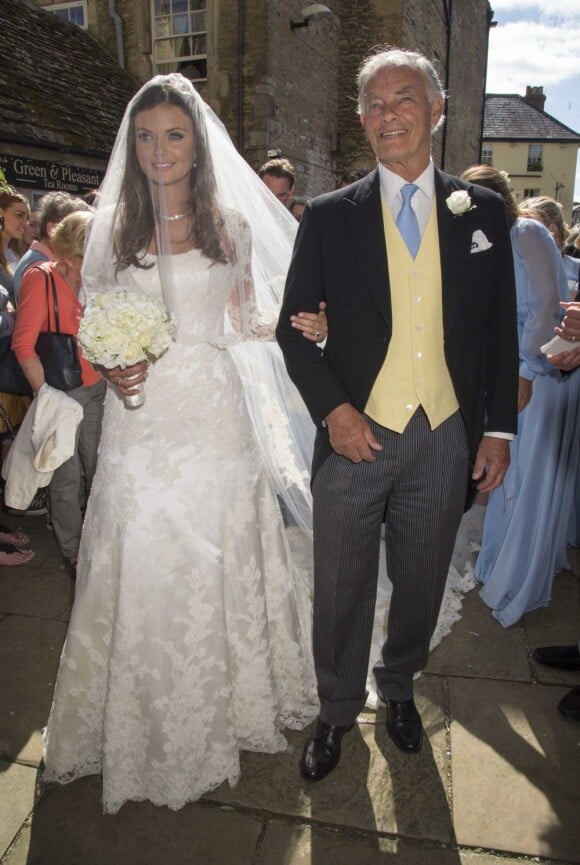 Lady Natasha Rufus Isaacs, amie de William et cofondatrice de Beulah, au bras de son père lors de son mariage avec Rupert Finch, ex-boyfriend de Kate Middleton, le 8 juin 2013 à Cirencester.