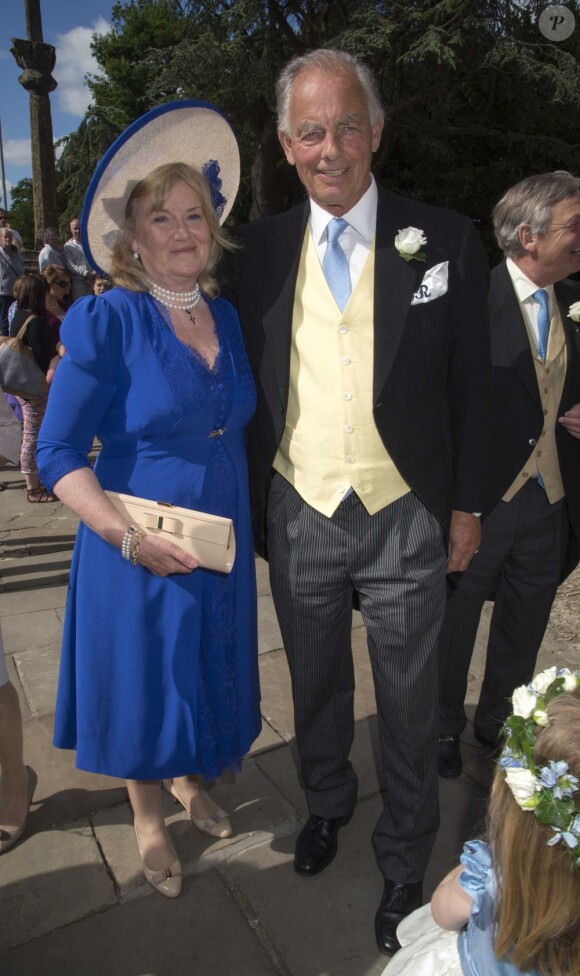 Les parents de la mariée. Mariage de Lady Natasha Rufus Isaacs, amie de William et cofondatrice de Beulah, et de Rupert Finch, ex-boyfriend de Kate Middleton, le 8 juin 2013 à Cirencester.