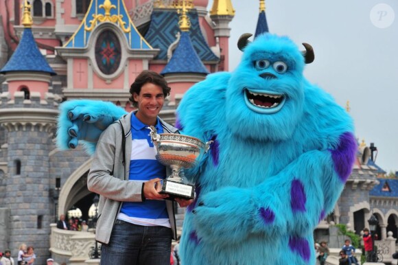 Après avoir gagné son huitième Roland-Garros, Rafael Nadal était en visite à Disneyland Paris avec sa Coupe des Mousquetaires qu'il a présenté devant un public conquis, au pied du château de la Belle au Bois Dormant le 10 juin 2013