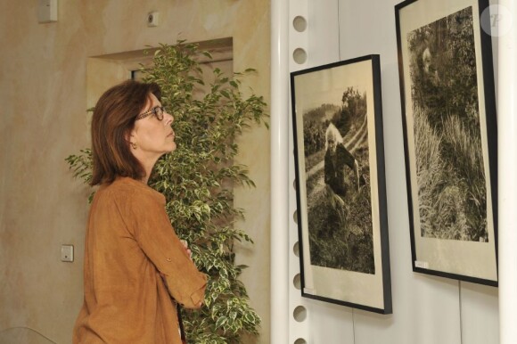Le prince Albert II de Monaco et la princesse Caroline de Hanovre, qui ont pris le temps de découvrir les photos d'André Villers, étaient présents au côté de la veuve de Léo Ferré, Marie-Christine, venue de Toscane avec son fils Mathieu et ses petits-enfants Charlotte et Nicolas, le 11 juin 2013 à Monaco pour le baptême de l'Espace Léo-Ferré, ex-Salle du Canton.