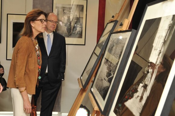 Le prince Albert II de Monaco et la princesse Caroline de Hanovre, qui ont pris le temps de découvrir les photos d'André Villers, étaient présents au côté de la veuve de Léo Ferré, Marie-Christine, venue de Toscane avec son fils Mathieu et ses petits-enfants Charlotte et Nicolas, le 11 juin 2013 à Monaco pour le baptême de l'Espace Léo-Ferré, ex-Salle du Canton.