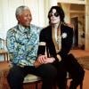 Michael Jackson et Nelson Mandela à Cape Town, le 25 mars 1999.