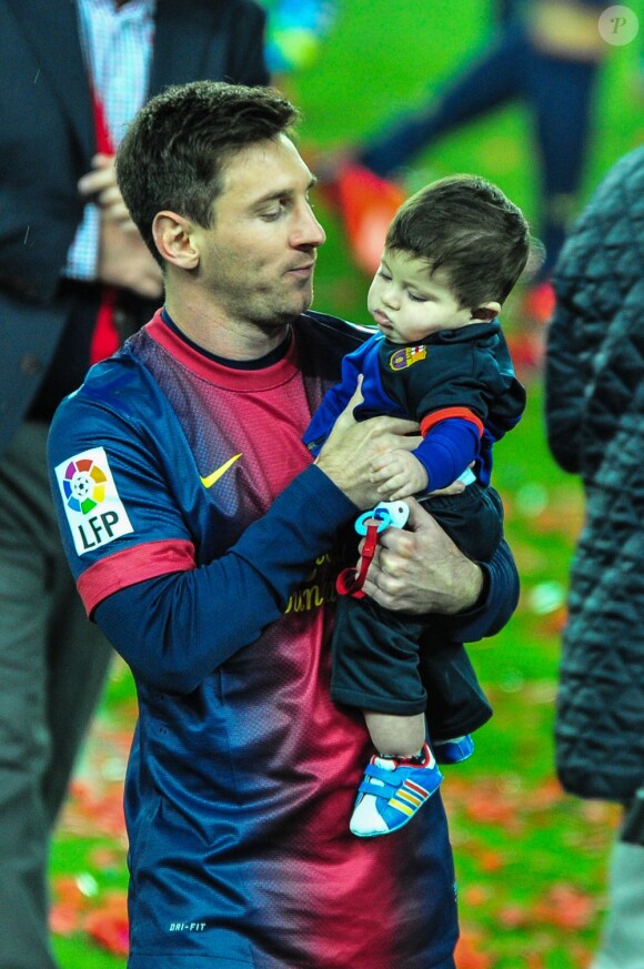 Lionel Messi et son fils Thiago au Camp Nou le 19 mai 2013.