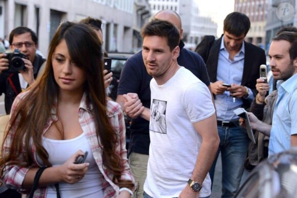 Lionel Messi et sa compagne Antonella Roccuzzo à Milan, le 14 mai 2013.