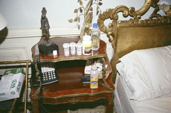 La police de Los Angeles a retrouvé des dizaines de médicaments près du lit de la chambre de Michael Jackson où il est décédé le 25 juin 2009.