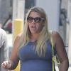 L'actrice Busy Philipps très enceinte et son mari Marc Silverstein vont déjeuner dans le quartier de West Hollywood, le 12 juin 2013. Fière de ses courbes de grossesse, l'actrice n'hésite pas à porter une robe moulante.
