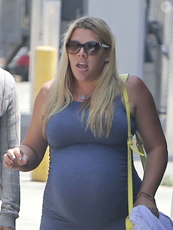 L'actrice Busy Philipps très enceinte et son mari Marc Silverstein vont déjeuner dans le quartier de West Hollywood, le 12 juin 2013. Fière de ses courbes de grossesse, l'actrice n'hésite pas à porter une robe moulante.