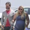 Busy Philipps très enceinte et son mari Marc Silverstein vont déjeuner dans le quartier de West Hollywood, le 12 juin 2013. Fière de ses courbes de grossesse, l'actrice n'hésite pas à porter une robe moulante.