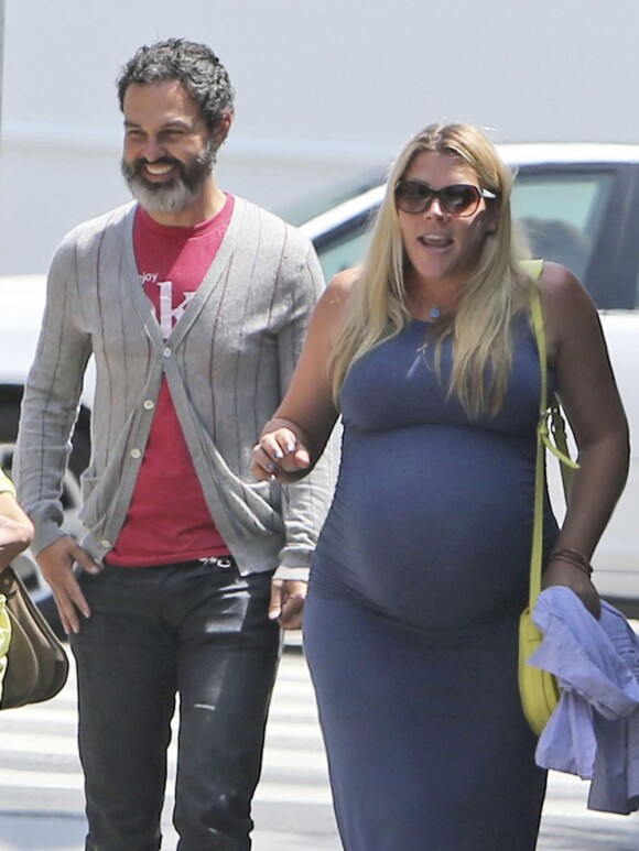 Busy Philipps très enceinte et son mari Marc Silverstein vont déjeuner dans le quartier de West Hollywood, le 12 juin 2013. Fière de ses courbes de grossesse, l'actrice n'hésite pas à porter une robe moulante.