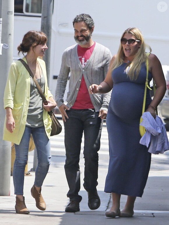 Busy Philipps très enceinte et son mari Marc Silverstein vont déjeuner dans le quartier de West Hollywood, le 12 juin 2013.