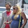 Busy Philipps très enceinte et son mari Marc Silverstein vont déjeuner à West Hollywood, le 12 juin 2013. Fière de ses courbes de grossesse, l'actrice n'hésite pas à porter une robe moulante.
