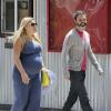 Busy Philipps très enceinte et son mari Marc Silverstein vont déjeuner dans le quartier de West Hollywood, le 12 juin 2013. Fière de ses courbes de grossesse, l'actrice n'hésite pas à porter une robe moulante.