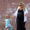 L'actrice Busy Philipps, très enceinte, emmène sa fille Birdie chez le dentiste à Century City, le 11 Juin 2013.