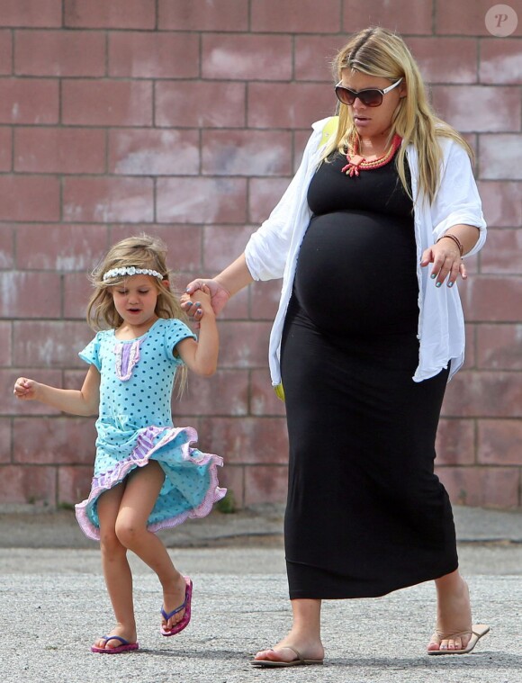 L'actrice Busy Philipps, très enceinte, emmène sa fille Birdie chez le dentiste à Century City, le 11 Juin 2013.