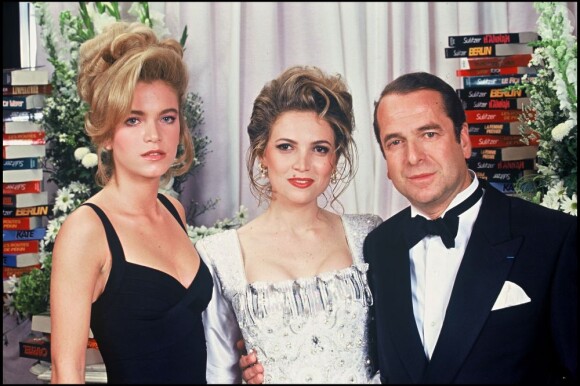 Paul-Loup Sulitzer avec sa fille et sa femme Delphine Jacobson. Le 30 juin 1993.