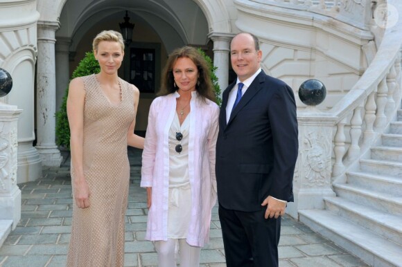 Le prince Albert et la princesse Charlene de Monaco avec Jacqueline Bisset lors d'une réception privée au palais princier dans le cadre du 53e Festival de télévision de Monte-Carlo, le 13 juin 2013, avant la cérémonie de clôture.